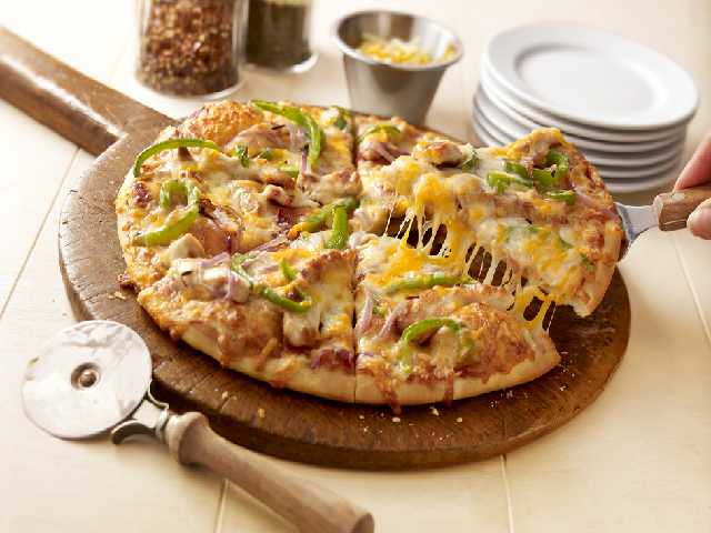 GRILLED BARBECUE CHICKEN PIZZA